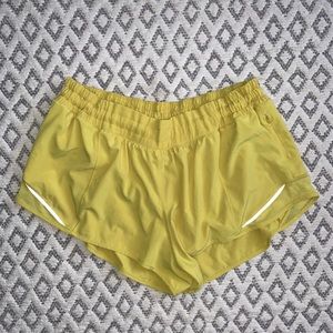 Lululemon Hotty Hot Short II *2.5”- Soleil